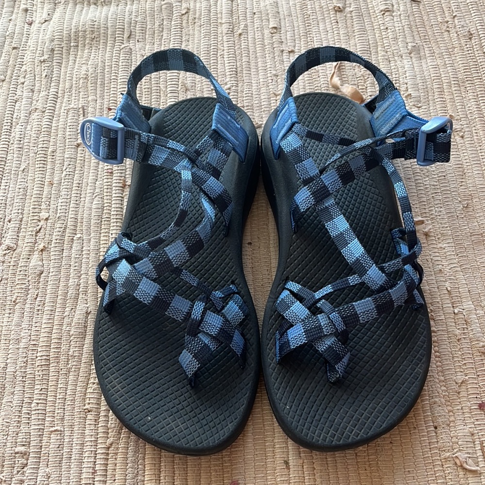 Chacos LIKE NEW with toe strap